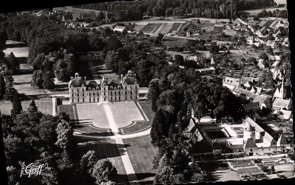 Cheverny (Loir-et-Cher) — Luftbild des Schlosses, des Parks und der Kirche — Éditions Greff - Vorderseite