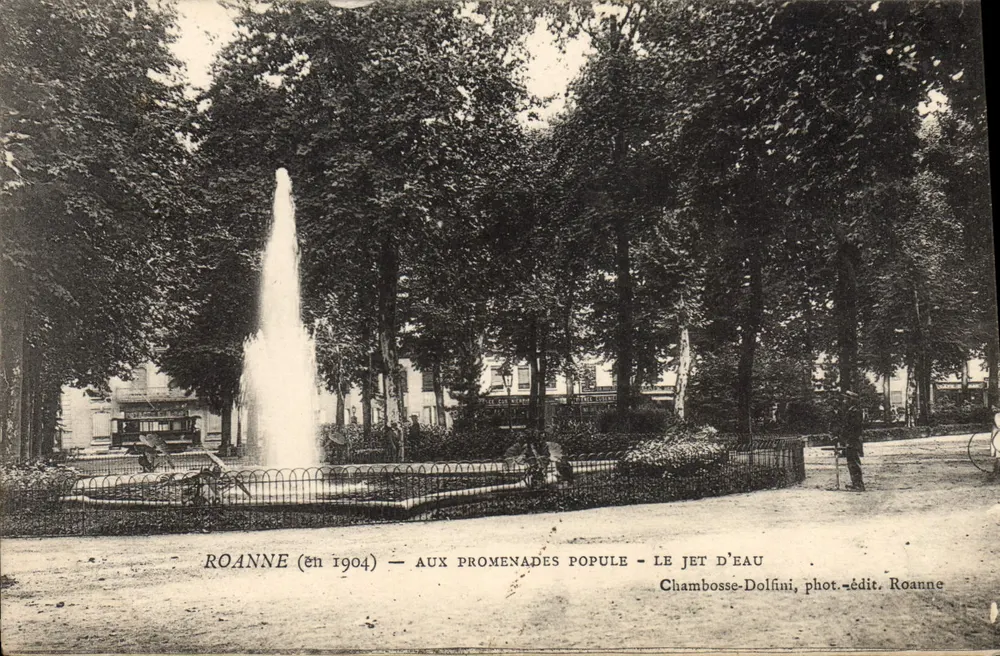 Roanne (1904) — Auf den beliebten Promenaden — Der Wasserstrahl — Chambosse-Dolfini, phot.-edit. Roanne - Vorderseite