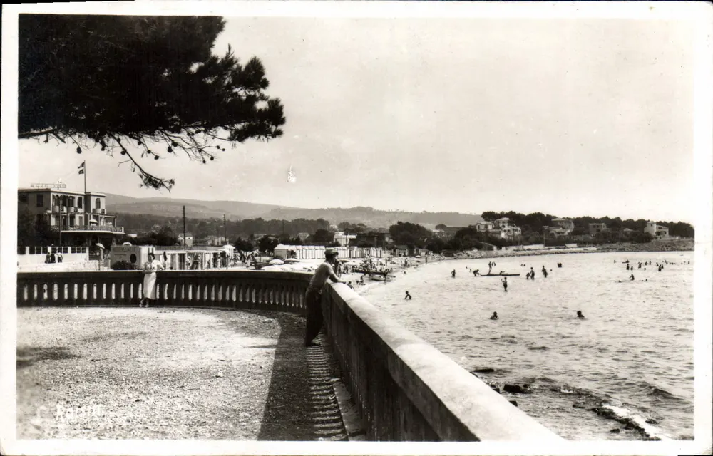 La Ciotat — Terrasse de la Plage — uitzicht op de baai en badgasten - Voorkant
