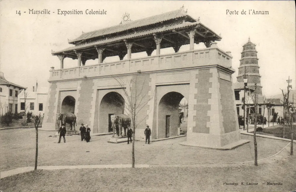 Marselha - Exposição Colonial — Porta da Annam — Puontotyp E. Lacour - Frente