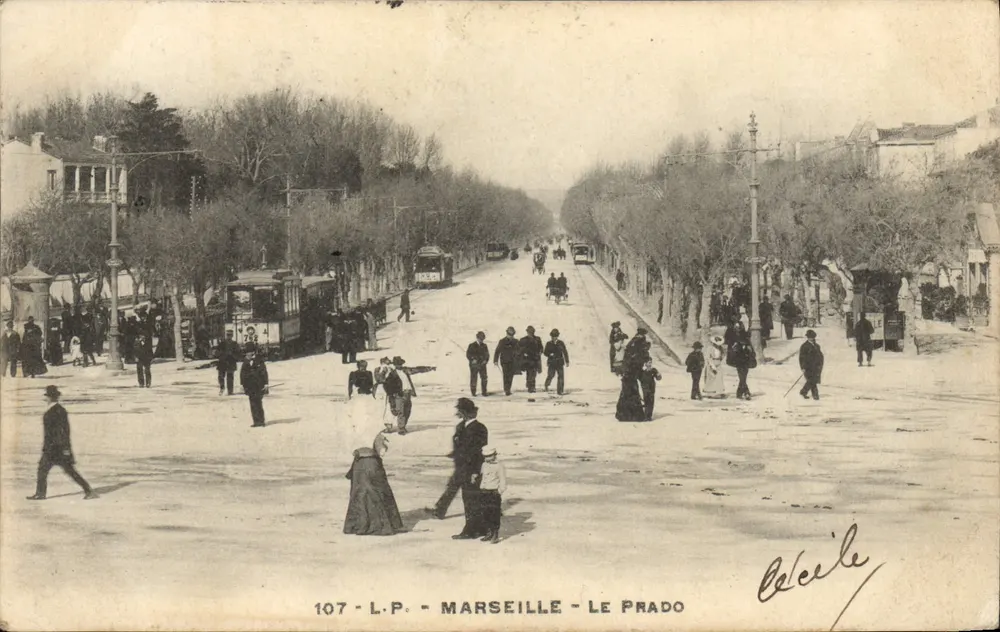 Marselha - Le Prado — vista da rua com trêm e pedestres — editor L.P., n° 107 - Frente