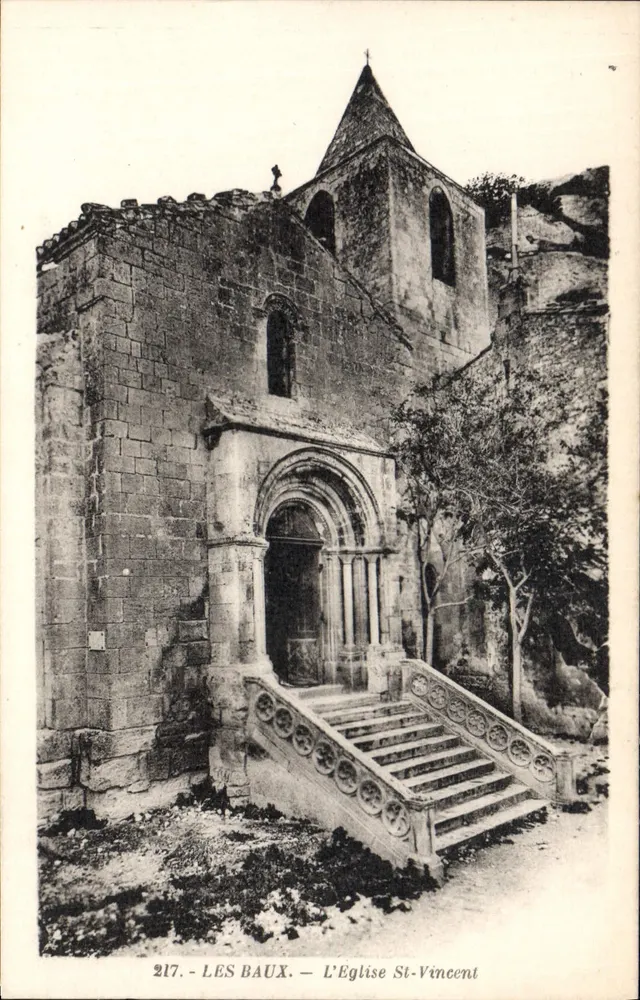 Les Baux - A Igreja de São Vicente — vista da entrada com escada decorativa - Frente