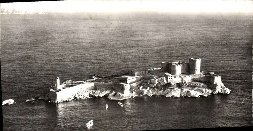 Die Insel und das Schloss If — Luftbild — Service Commercial CNIT, Marseille - Vorderseite