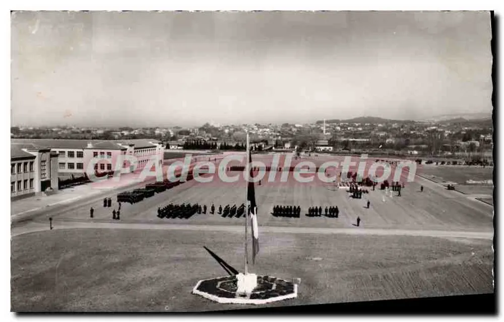 Militärische Zeremonie — zentrale Plaza mit Fahne — Salon-de-Provence - Vorderseite