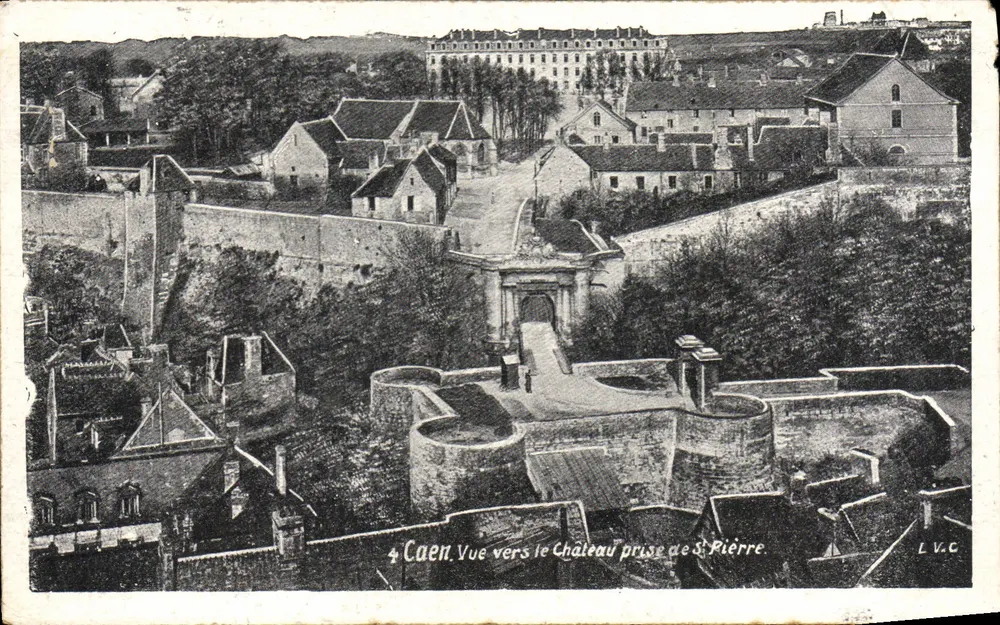 Caen — Vista em direção ao Castelo tirada de Saint-Pierre — L.V.C. n°4 - Frente