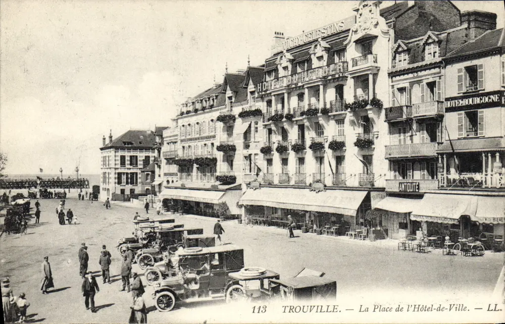 Trouville — Ansicht der Place de l'Hôtel-de-Ville — LL. — 113 - Vorderseite