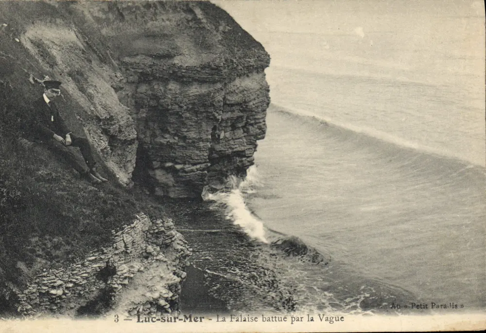 Luc-sur-Mer — Die Klippe, getroffen von der Welle — Bei « Petit Paralis » - Vorderseite