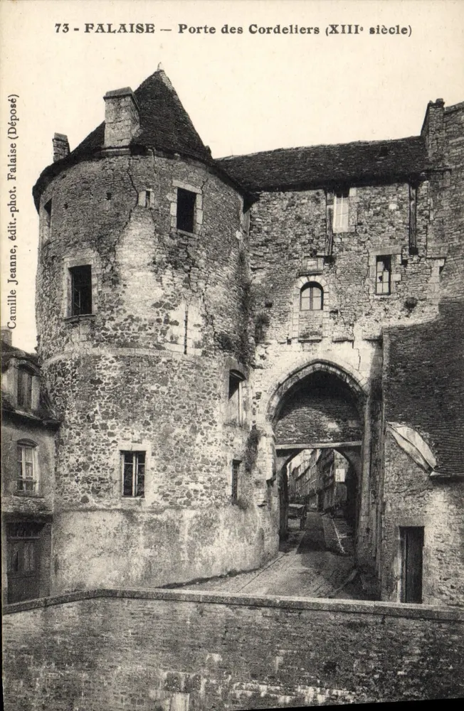 Falaise — Porte des Cordeliers (13. Jahrhundert) — Camille Jeanne, Verlag-Fotograf Falaise (Deposited) - Vorderseite