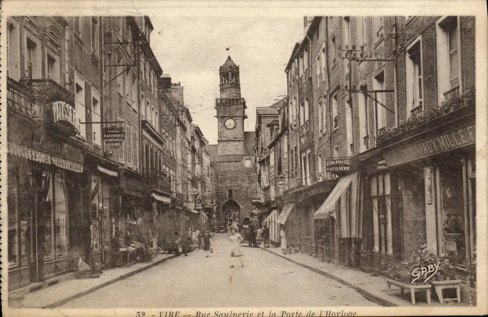 Vire — Rue Saulnerie und das Tor der Uhr — Edition Gaby - Vorderseite