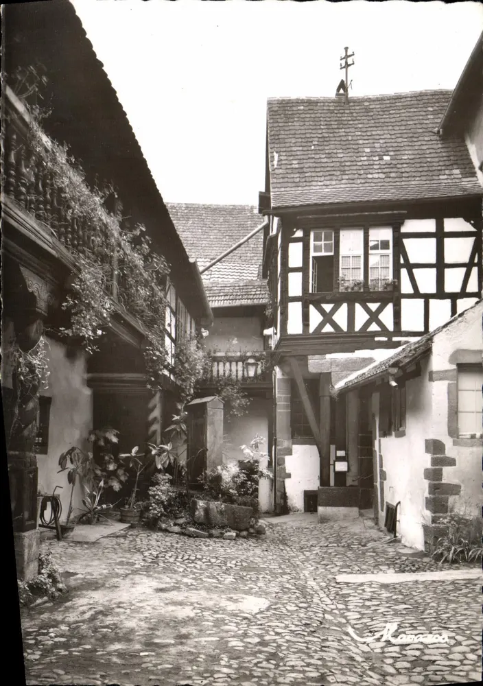 Riquewihr — La Cour des Cigognes — Éditions d'Art Marnece-Streckbant - Recto