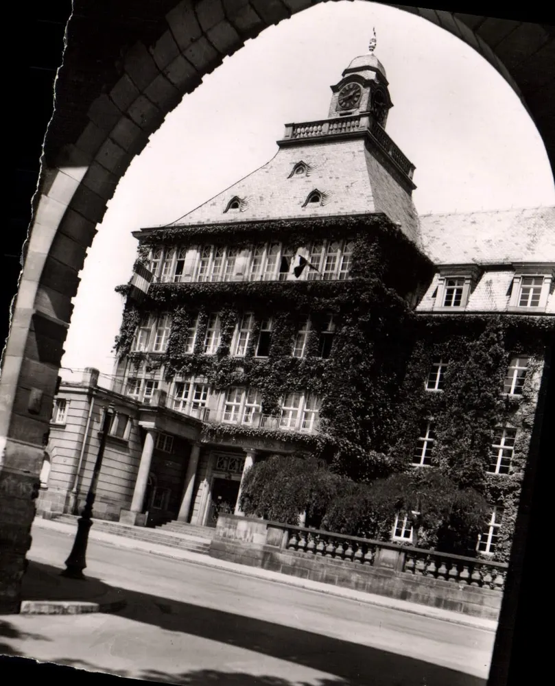 O Liceu das Meninas em Mulhouse — vista por um arco — editor: Allée de la Robertsa - Frente