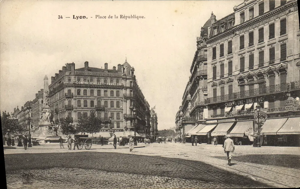 Lyon - Praça da República — vista do obélisco e dos edifícios, editor Manov, n°34 - Frente