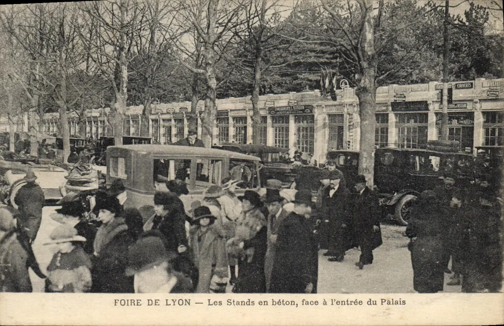 Messe von Lyon — Die Betonstände vor dem Eingang des Palastes - Vorderseite