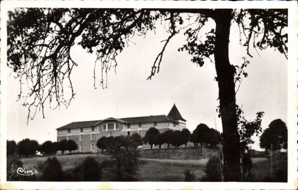 Cublize (Rhône) — Restauriertes Schloss Magny, in ein Ferienlager umgewandelt — Photo Macon n° 002 - Vorderseite