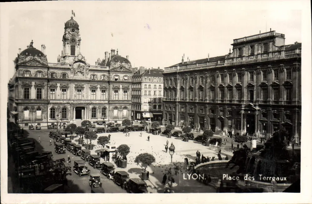LYON — Praça dos Terreiros — vista do Palácio Municipal e do Palácio de Justiça - Frente