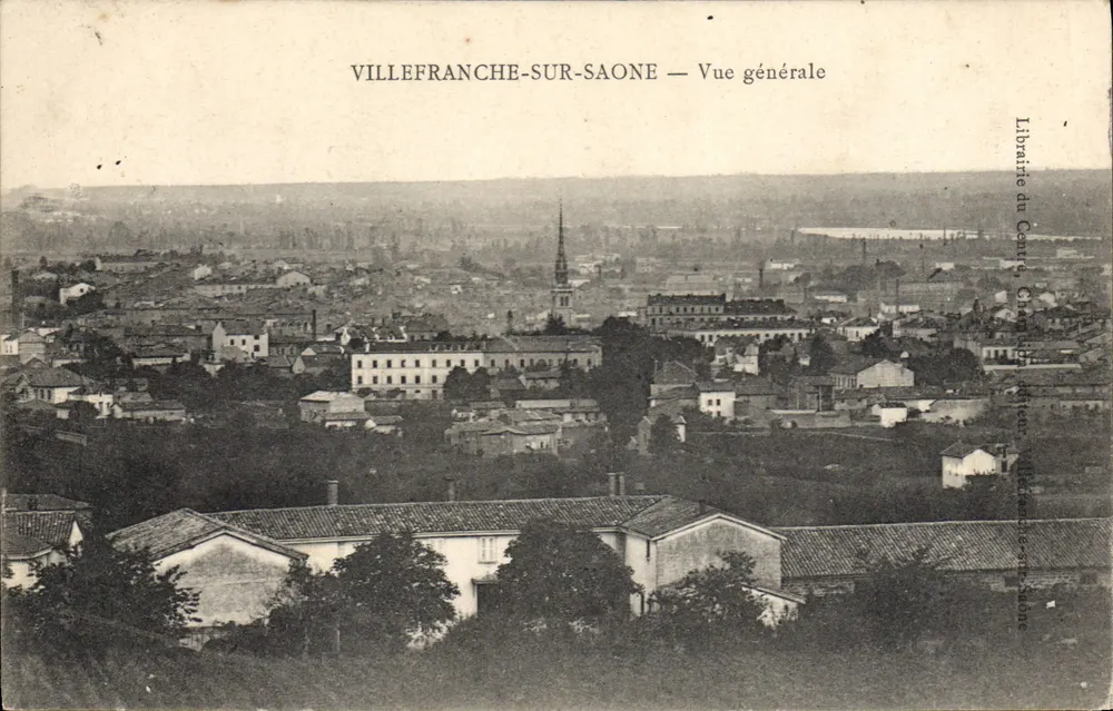 VILLEFRANCHE-SUR-SAONE — Vista geral — Livraria do Centro - Frente