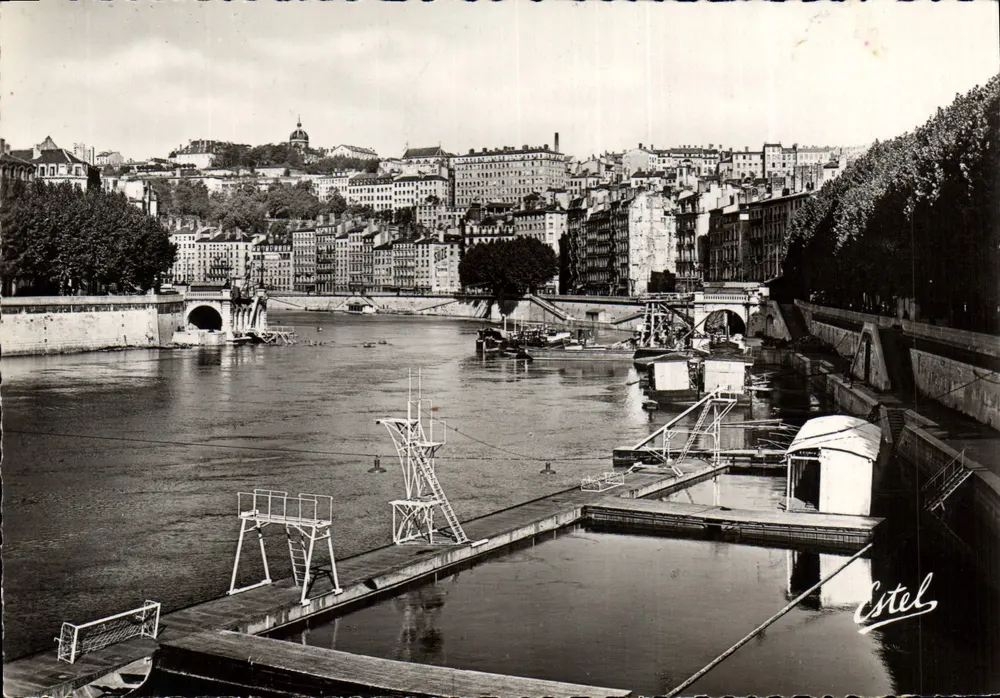 Lyons — Ansicht vom unteren Teil der ersten Biegung der Saône zwischen dem Viertel Fourvière und, rechts, dem Viertel Croix-Rousse — Estel - Vorderseite