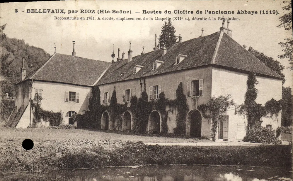 Bellevaux, bei Rioz (Hte-Saône) — Reste des Cloisters der ehemaligen Abtei (1119). Wiederhergestellt 1781. Rechts: Standort der Kapelle (12. Jahrhundert), zerstört während der Revolution. - Vorderseite