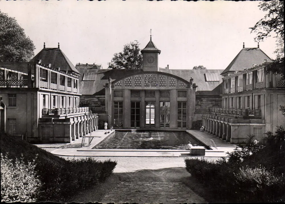 Die Thermalbadewanne — Ansicht des zentralen Gebäudes mit Becken und seitlichen Gebäuden — Verlag P. Valot fils, n°70 - Vorderseite