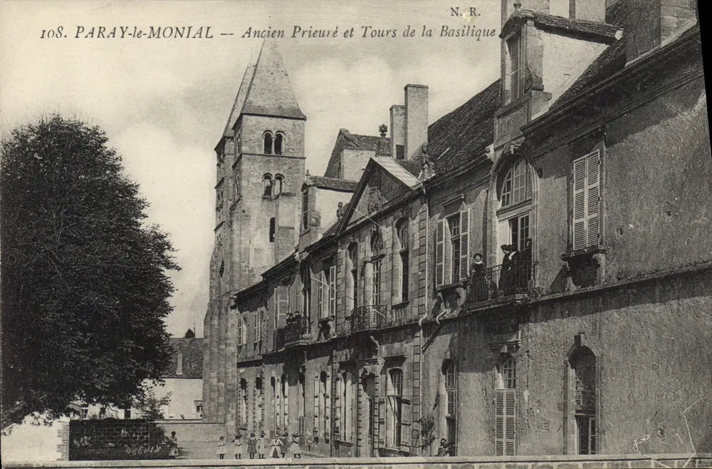 Paray-le-Monial — Altes Priory und Türme der Basilika - Vorderseite
