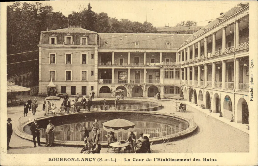 Bourbon-Lancy (S.-et-L.) — De Hof van het Badsysteem — Pacalet, foto - Lyon - Voorkant