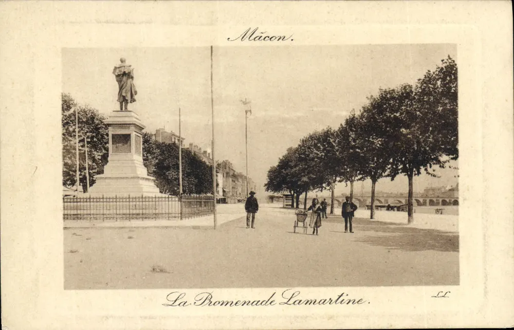 Mâcon. A Promenade Lamartine — estátua de Lamartine, promenade arborizada com pedestres — editor L.L. - Frente