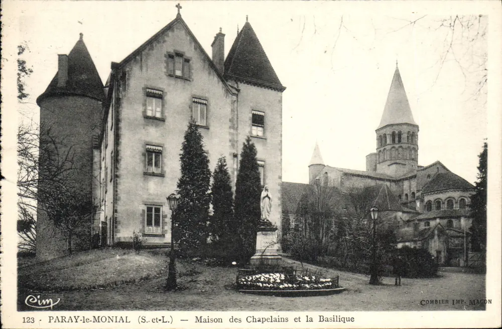 Paray-le-Monial (S.-ct.-L.) — Haus der Chapelains und die Basilika - Vorderseite