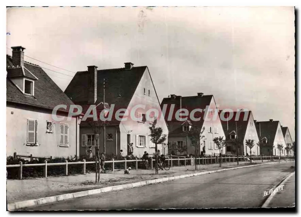 Vila de casas com telhados pontiagudos — Le Creusot (S.-et-L.) — Foto BERTHELOT - Frente