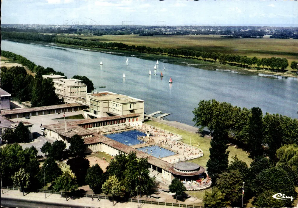La Piscine - Le C.R.E.P.S. - Vue aérienne - La Saône — Mâcon — Éditeur Cing - Recto