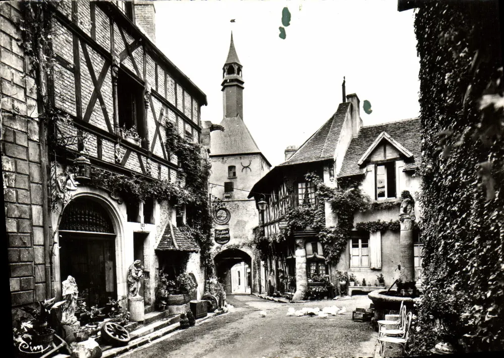 Bourbon-Lancy Thermal — La Maison de Bois et le Beffroi — Combiér Imp. (S.-et-L.) - Recto
