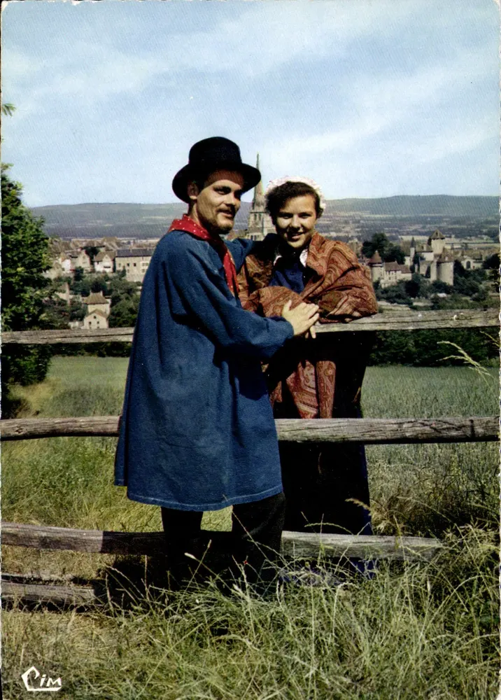 Deux danseurs folkloriques — scène de village avec édifice religieux en arrière-plan — éditeur CIM - Frente
