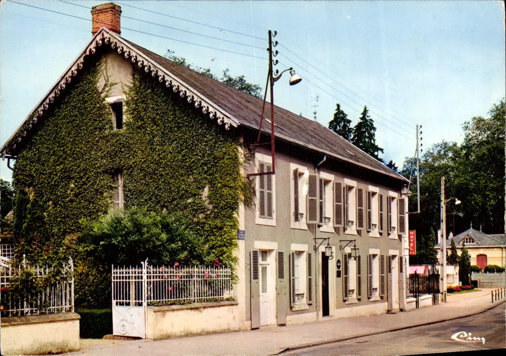 Bourbon-Lancy-Thermal — Hôtel 'La Roseraie' avec façade végétalisée — Imprimeur Cimcrome - Recto