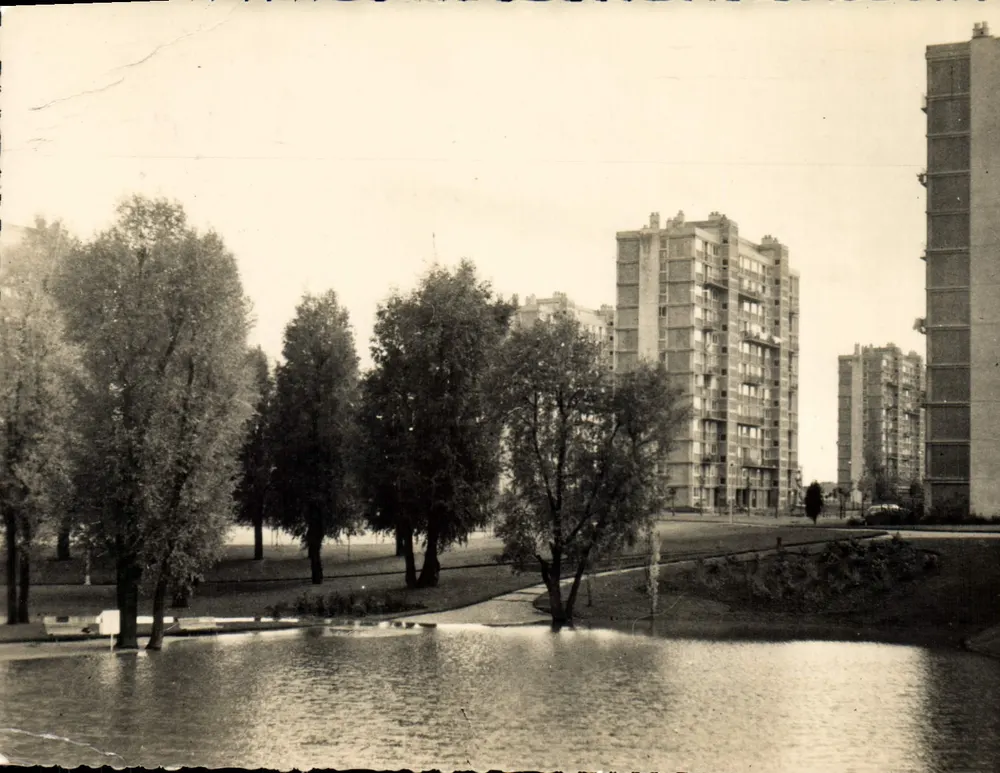Chalon-sur-Saône — Viertel Aubepin — Ansicht des Parks und Gebäude — unbekannter Verlag - Vorderseite
