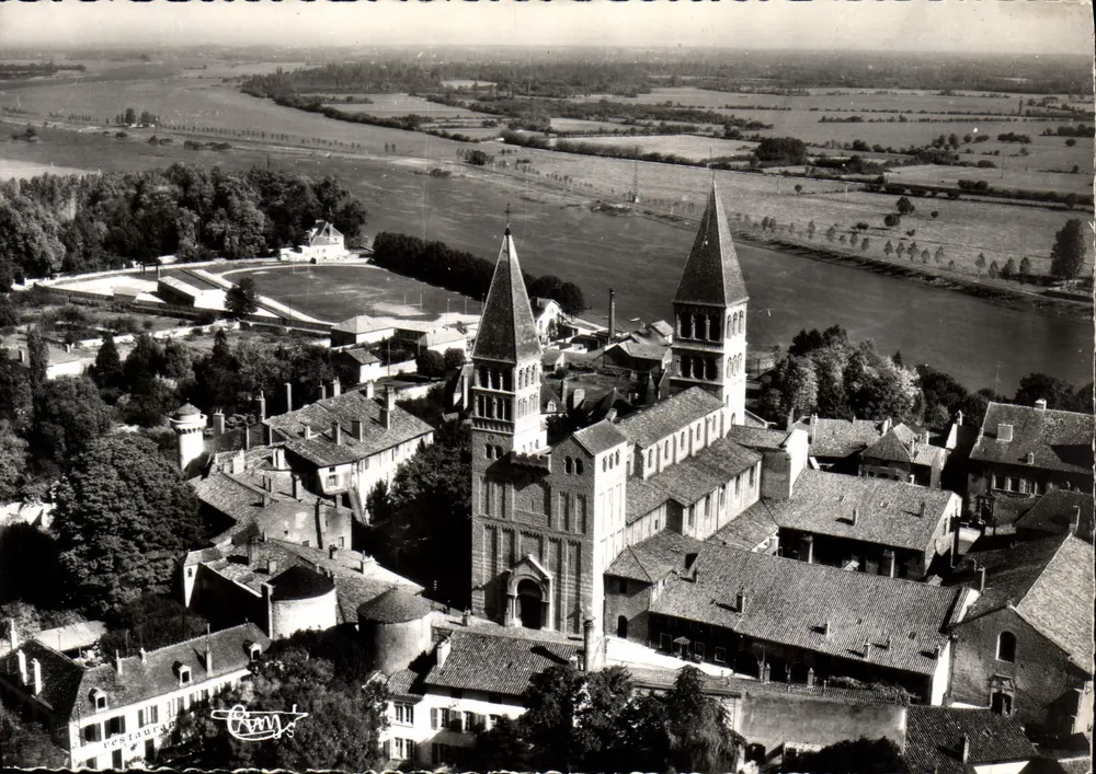 Tournus (S.-et-L.) — La iglesia de San Filiberto — Fotógrafo Combier - Anverso