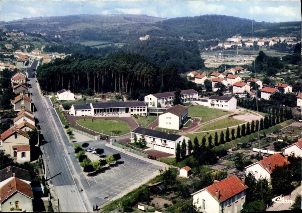 Vista aérea do CREUSOT (S.-et-L.) — Residência Canada — Arq. M. Palazzi — n° 261 — Impressor Gombier - Frente