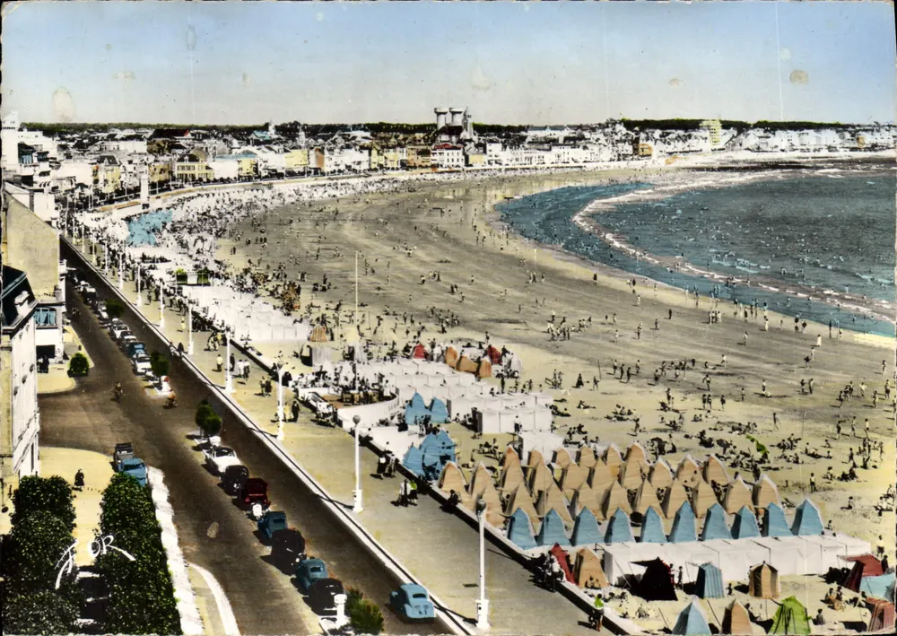 Les Sables-d'Olonne — A Praia e o Dique — Edições Artísticas Marcou Carrière, n° 9849 - Frente