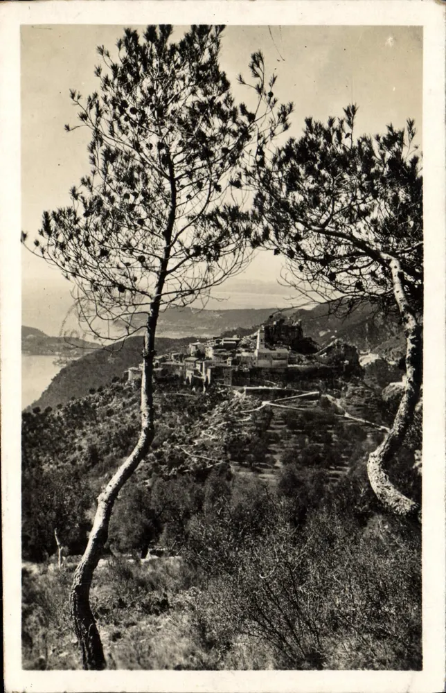 Eze (Alpes-Mar.) — Das Dorf gesehen durch die Kiefern — Verlag Combier - Vorderseite