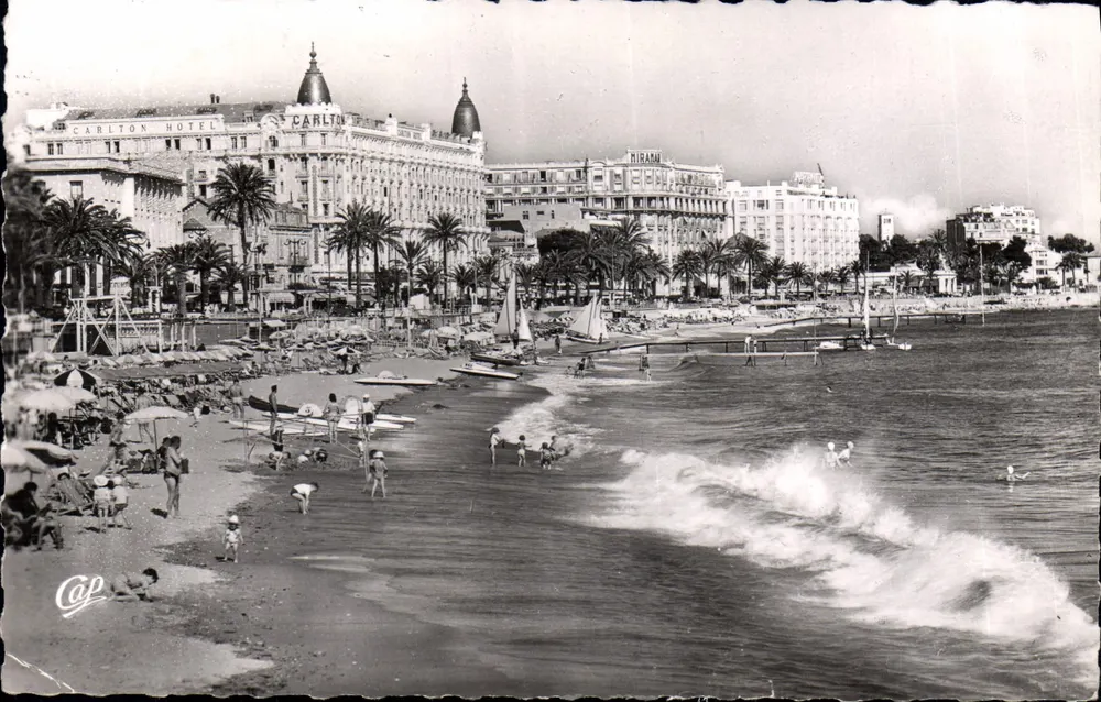 Cabo de Antibes — Praia da Croisette — Hotel Carlton e hotéis vizinhos — Cap - Frente