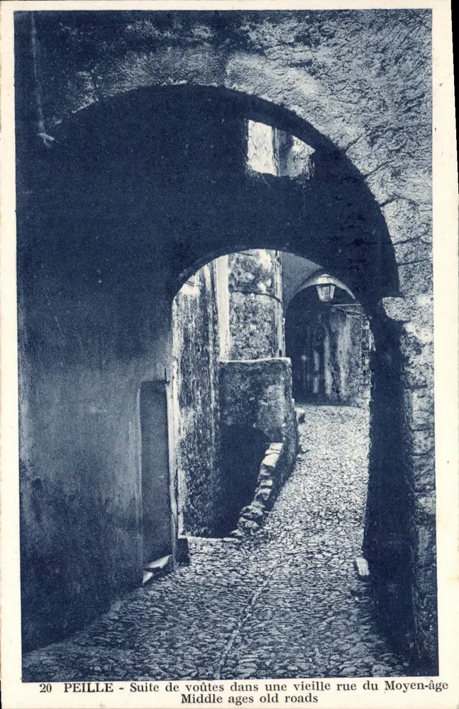 Peille — Folge von Bögen in einer alten mittelalterlichen Straße - Vorderseite