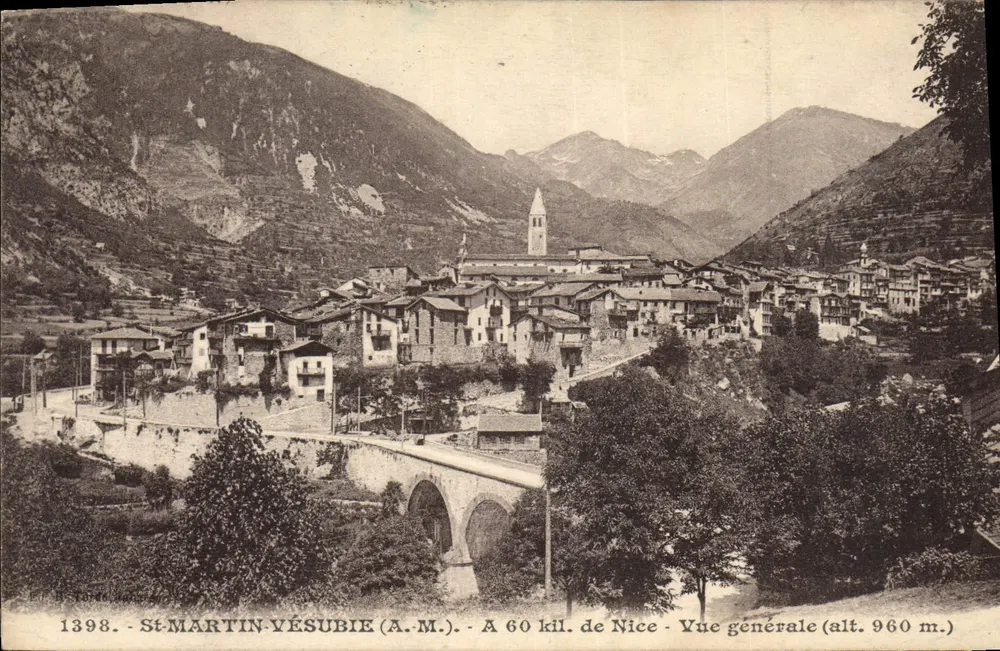 St-Martin-Vésubie (A.M.) — Vista geral (alt. 960 m.) — Editor H. Corte, n° 1398 - Frente