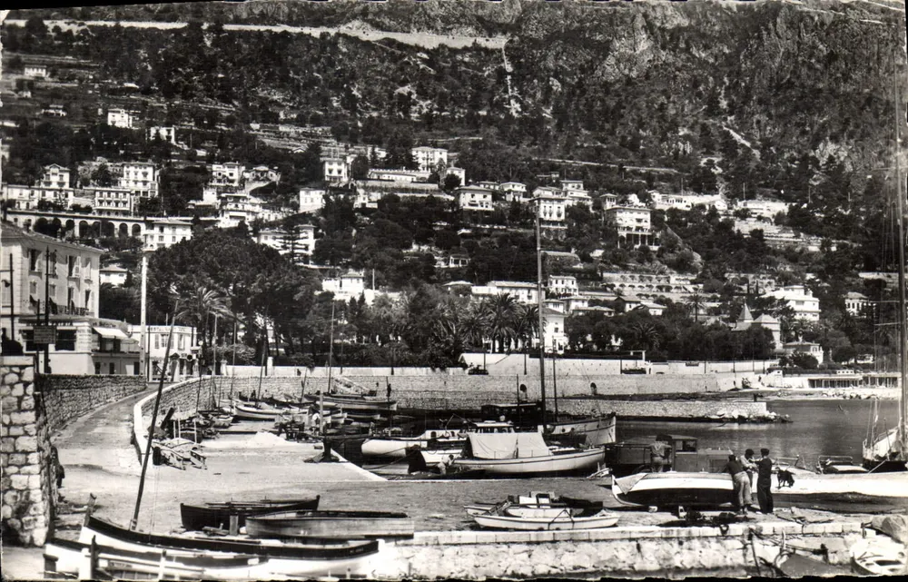 O Porto de Beaulieu-sur-Mer — vista do porto e das casas inclinadas — editor não visível - Frente