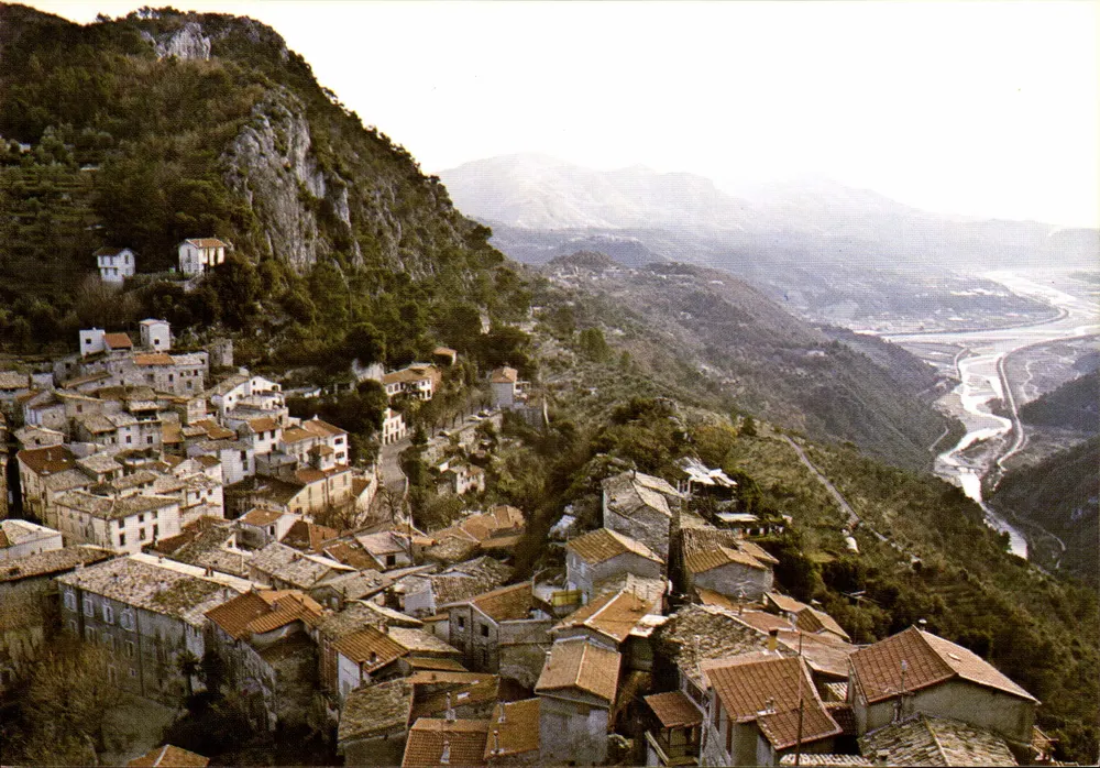 Gilette (06-Alpes-Maritimes) — Blick auf das Dorf und die Ebene des Var — ELBE Verlag - Vorderseite