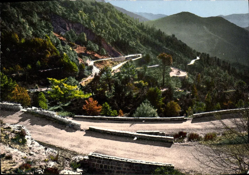 Die Kurven des Col SAINT-ROCH zwischen LUCERAM und PEIRA-CAVA (A.-M.) — H. 1 500 m — Editions PHOTOGRAPHE J. Van Vught, B 306 - Vorderseite