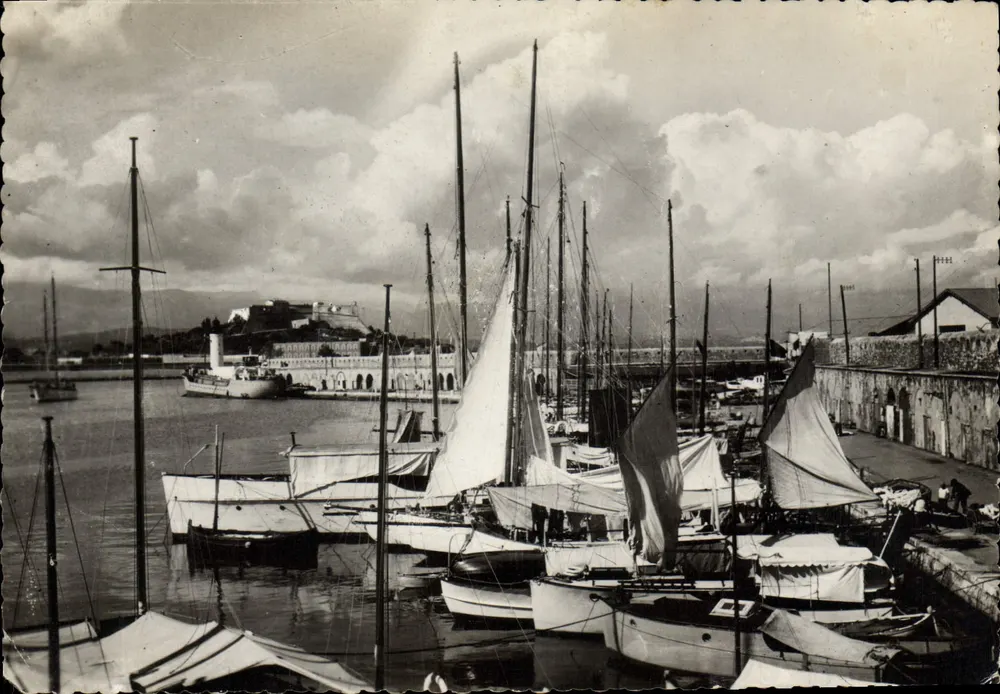 Hafen von Antibes — Le Fort Carré — Hotel Stella Bella - Vorderseite