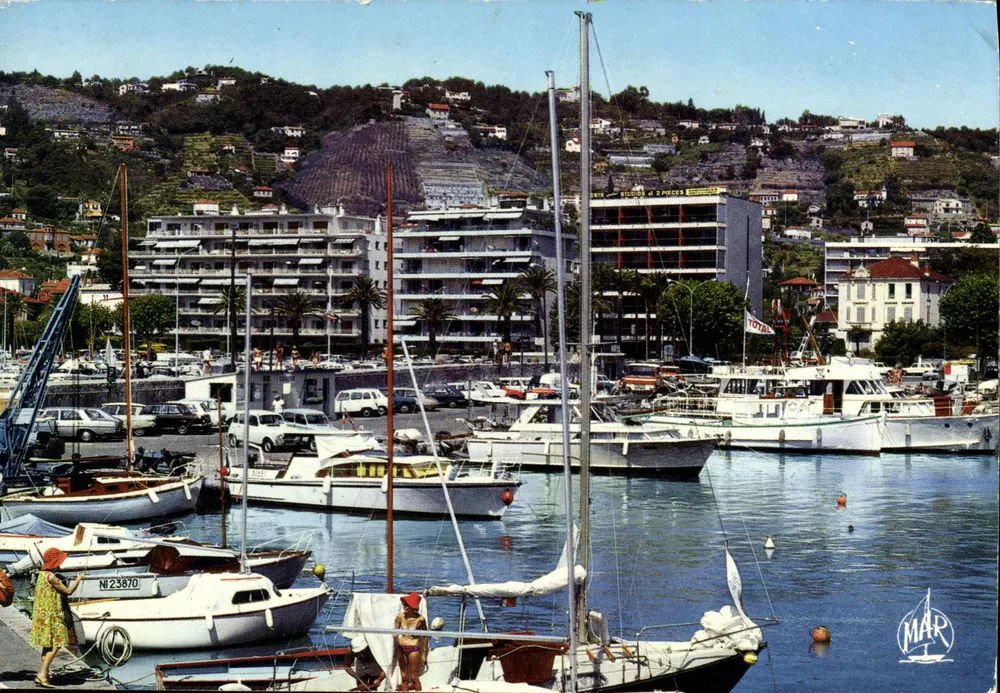 Porto de Golfe-Juan — vista do porto com barcos e edifícios — Éditions MAR - Frente