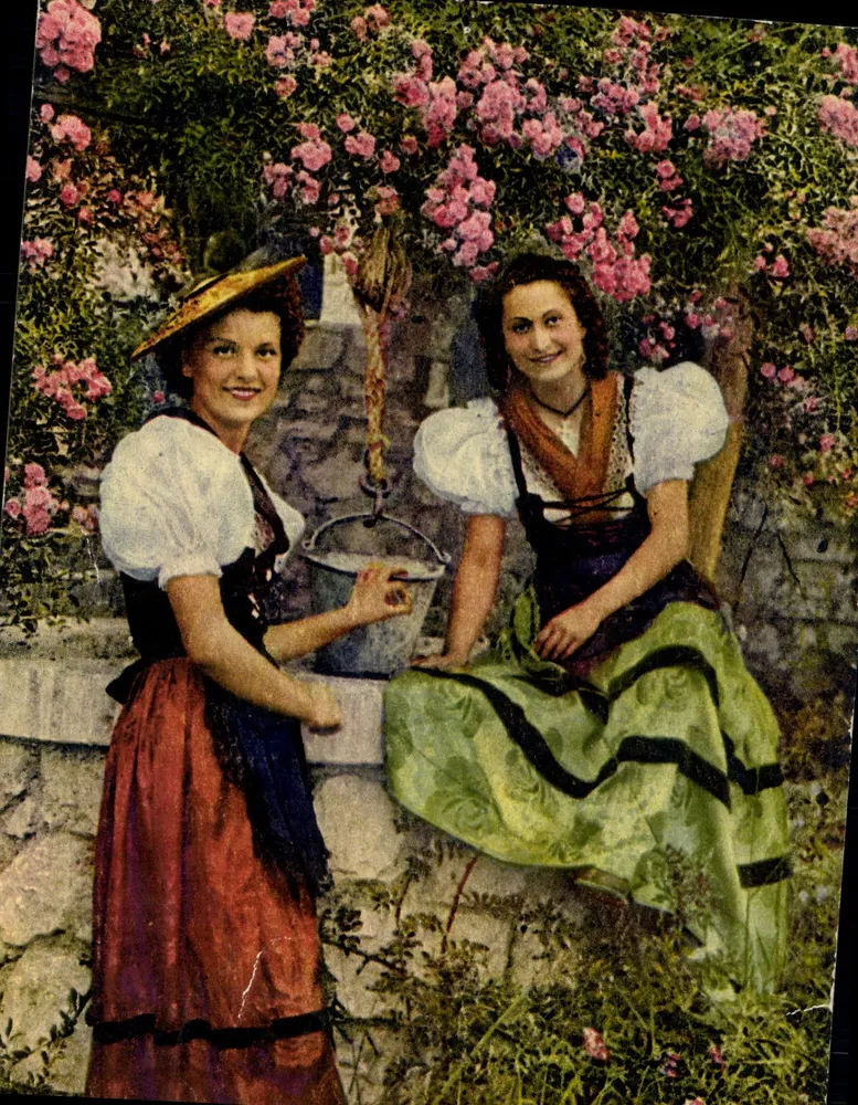 Duas jovens mulheres em traje tradicional — ao poço florido — "RELLA" — n°13431 - Frente