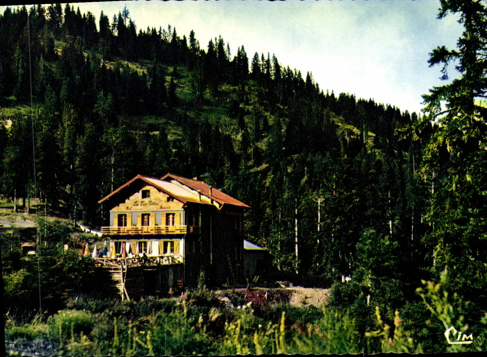 Hotel des Trois Vallées — Col de Turini (1.650 m) — CIM - Vorderseite