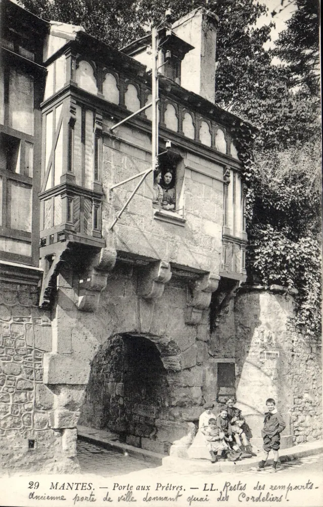 Mantes-la-Jolie — Porta dos Padres — LL. Restos dos muros — Antiga porta da cidade dando acesso ao quai dos Cordeliers - Frente