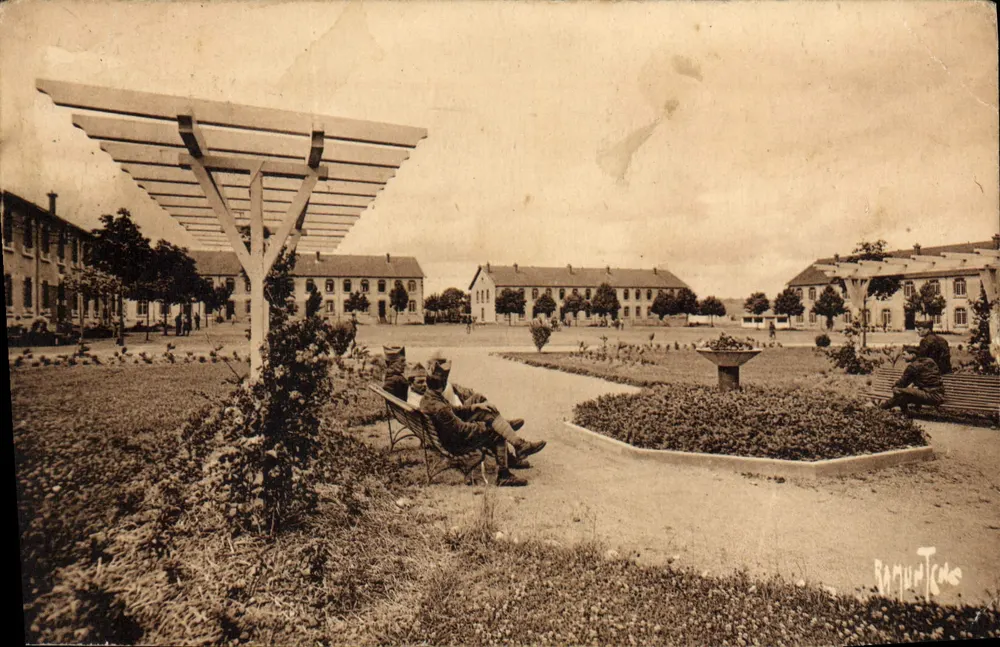 Quarteirão Coiffé - Saint-Maixent-l'École — vista do parque com pergola e fonte — editor Burgnicolas - Frente