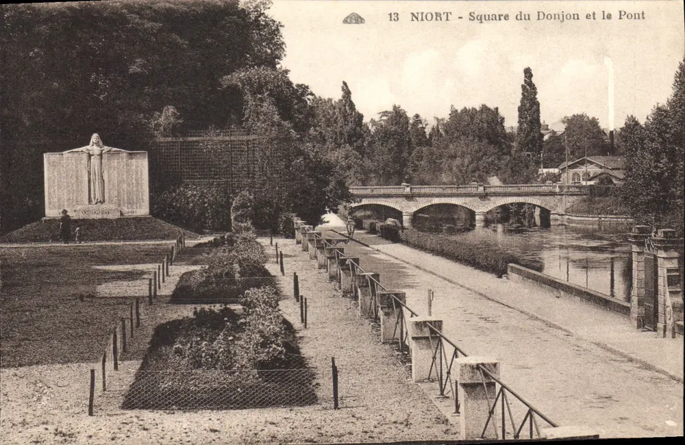 Niort - Pátio do Donjon e o Ponte — editor desconhecido, n° 13 - Frente
